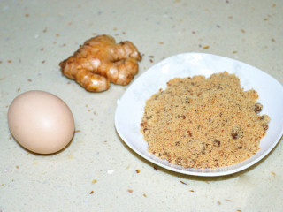 1、红糖生姜鸡蛋羹,准备好材料