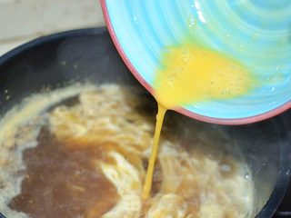 8、红糖生姜鸡蛋羹,倒入蛋液；（不可以盖锅盖哦！不然会溢出）