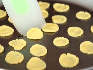 4、玉米脆片,放入不粘平底锅中