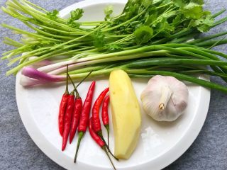 2、花样茄子,香菜30g，葱30g，姜10g，小米椒7个，蒜30g