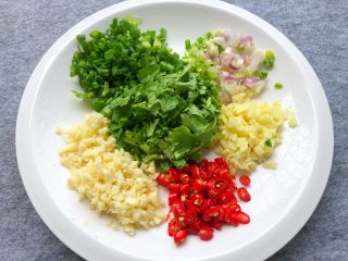 4、花样茄子,葱洗净切末，葱叶和葱白分开放，姜切末，蒜切末，香菜切末，小米椒切圈