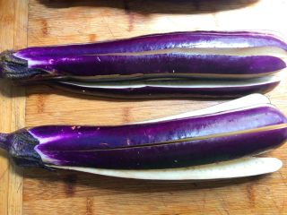 5、花样茄子,茄子洗净，用厨房纸巾擦干水分，从头往下切成条状，茄蒂不要切掉，成拖把状