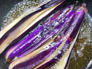7、花样茄子,再把整根茄子放到油里炸