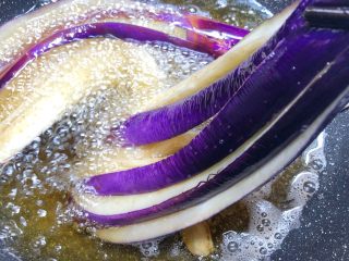 8、花样茄子,茄子炸的差不多软了，夹起来沥干油，放入盘里待用