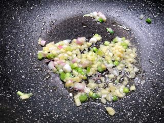 9、花样茄子,把油倒掉，锅里剩少许底油，放入姜末和葱白爆香