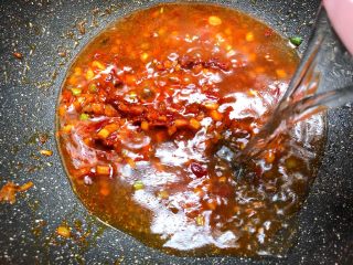 11、花样茄子,放入250g的水烧开