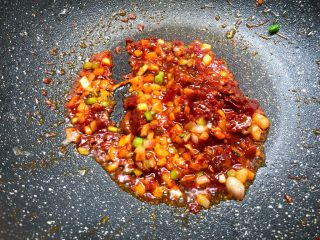 10、花样茄子,放入30g郫县豆瓣酱炒出红油