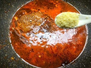 15、花样茄子,放入5g鸡精