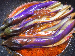 17、花样茄子,放入炸好的茄子，中火煮至入味，大火收汁，收到差不多就可以了