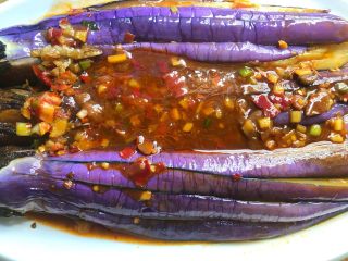 18、花样茄子,把煮好的茄子盛到盘里