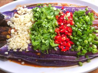 19、花样茄子,在茄子上依次放上蒜末、香菜末、小米椒、葱花就可以了