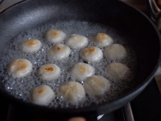 7、红糖麻糍,加入准备好的开水，大约刚好没过面团的一半