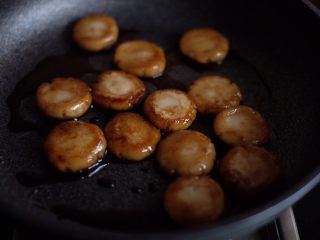 10、红糖麻糍,收汁到自己喜欢的程度，一般我个人喜欢留着一些汤汁，等会吃的时候蘸一些，感觉非常不错～