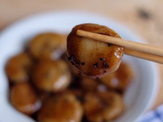 12、红糖麻糍,一口一个，香甜软糯，看着流口水了么？????????