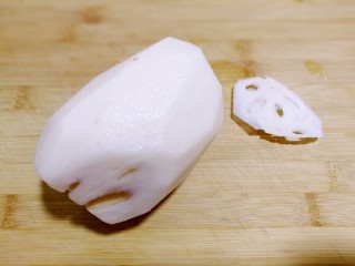 1、爆炒藕粒青椒肉,鲜藕去皮洗净，切片