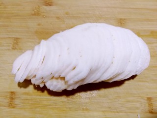 2、爆炒藕粒青椒肉,全部切成薄片，