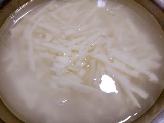 4、爆炒藕粒青椒肉,切好后放入清水泡上。