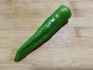 5、爆炒藕粒青椒肉,小青椒洗净切丝，