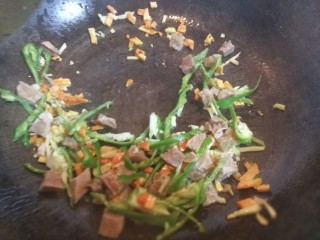 10、爆炒藕粒青椒肉,接着放入小清椒丝，肉块，翻炒