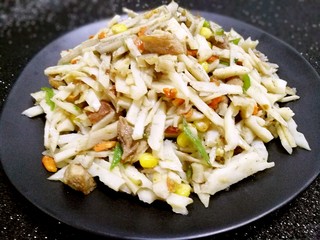 15、爆炒藕粒青椒肉,出锅装盘，清脆，美味，下饭。