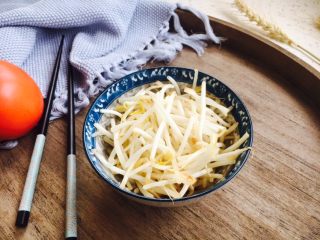 2、#炒饭秀# 兰白线肉丝炒饭,绿豆芽洗干净,沥干水分备用。