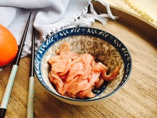 3、#炒饭秀# 兰白线肉丝炒饭,瘦肉切成丝。