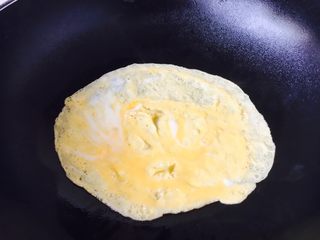 5、#炒饭秀# 兰白线肉丝炒饭,鸡蛋摊成薄饼。