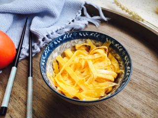 6、#炒饭秀# 兰白线肉丝炒饭,鸡蛋饼切成丝备用。