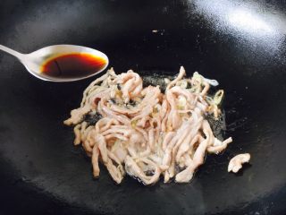 11、#炒饭秀# 兰白线肉丝炒饭,放入2勺酱油。