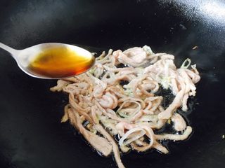 10、#炒饭秀# 兰白线肉丝炒饭,放入1勺的料酒。