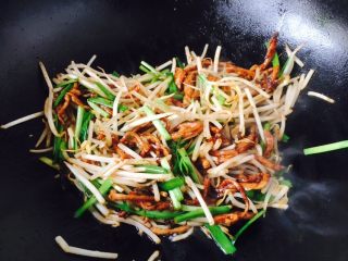 14、#炒饭秀# 兰白线肉丝炒饭,翻炒均匀。