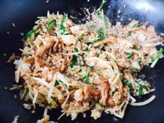 16、#炒饭秀# 兰白线肉丝炒饭,把米饭炒散,翻炒均匀。