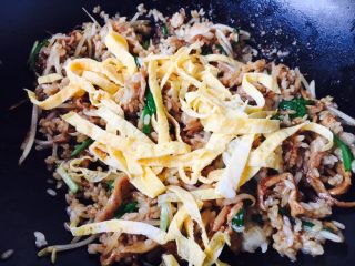 17、#炒饭秀# 兰白线肉丝炒饭,放入鸡蛋丝并且翻炒均匀。