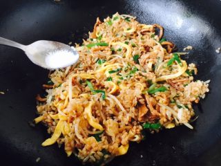 18、#炒饭秀# 兰白线肉丝炒饭,放入少许盐调味即可。