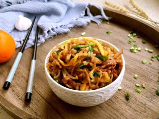 19、#炒饭秀# 兰白线肉丝炒饭,味道鲜美的兰白线肉丝炒饭大功告成了。