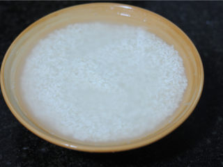 2、红糖甑糕,糯米淘洗干净后，浸泡一晚上