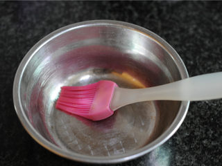 5、红糖甑糕,圆形的容器内壁刷上无色无味的油