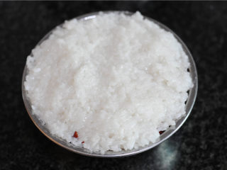 9、红糖甑糕,最后再铺上一层糯米饭，压紧