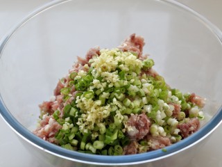 2、猪肉山芹馅蒸饺,猪肉剁成肉馅，加入葱花和姜末，用山芹做馅油要大些才好吃，所以猪肉不要太瘦的