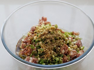 3、猪肉山芹馅蒸饺,然后调入生抽、料酒、花椒粉、盐、鸡精和食用油