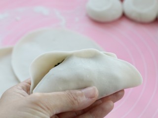 11、猪肉山芹馅蒸饺,先把中间对折捏严