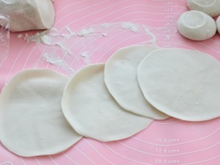9、猪肉山芹馅蒸饺,擀成和饺子皮差不多厚度的饼皮