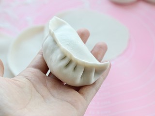 12、猪肉山芹馅蒸饺,再分别将两边捏出褶状