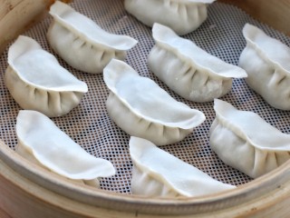 13、猪肉山芹馅蒸饺,放入蒸笼内，冷水上锅大火蒸15分钟