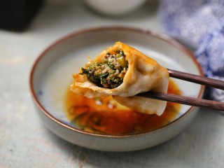 16、猪肉山芹馅蒸饺,蘸上喜欢的酱料开动吧！