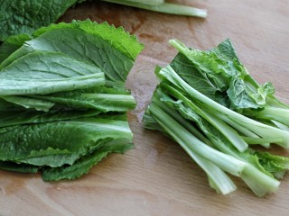 1、鲜虾小白菜豆腐汤,将小白菜洗去泥沙，从中间切成两段