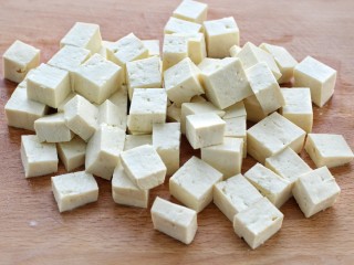 3、鲜虾小白菜豆腐汤,老豆腐切成小块，不要用嫩豆腐，不适合煮汤