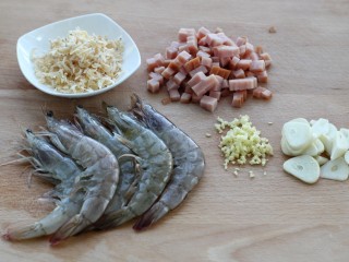 4、鲜虾小白菜豆腐汤,将其它食材准备好，鲜虾挑出虾线洗净，再准备一点虾皮，有助于提鲜。火腿切成小丁，没有火腿也可以省略不放，切姜末和蒜片