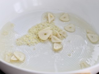 5、鲜虾小白菜豆腐汤,锅中倒少许油烧至五成热，放入姜末和蒜片小火炒出香味