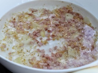 7、鲜虾小白菜豆腐汤,添入两大碗清水煮开